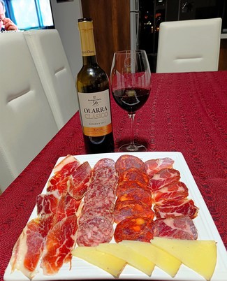 Con el surtido de queso manchego, embutidos y jamón ibéricos.