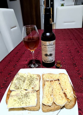 tostas de brie a las tres pimientas y de camembert con nueces al tomillo.