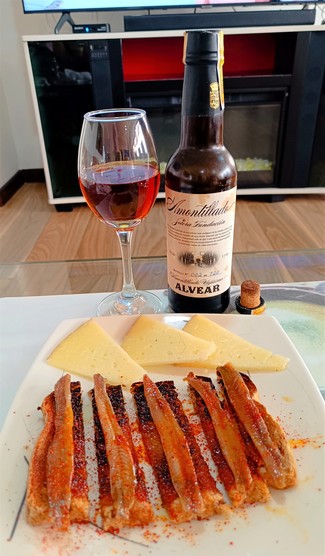 Con una torraeta de anchoas y un poco de queso manchego viejo.