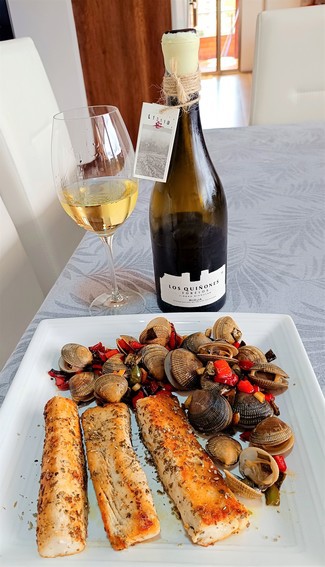 Con los lomitos de angelote a la salvia con almejas