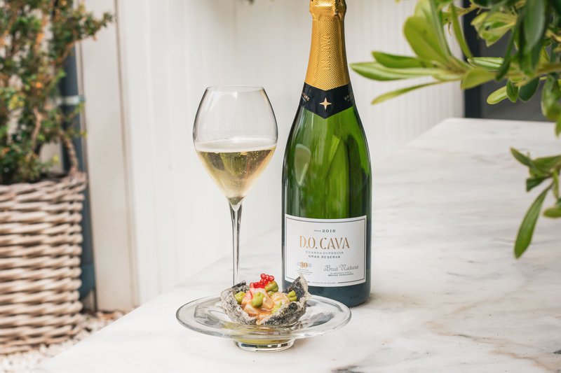 Cavas de larga crianza se maridan con las mejores tapas hoteleras de Barcelona