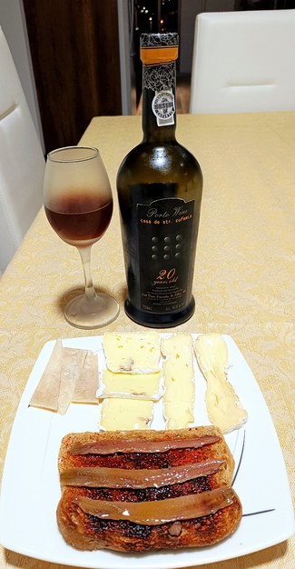 Con torraeta de anchoas y los quesos, brie, camembert con nueces y curado de oveja al vino tinto.