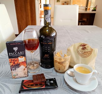 con un café expreso de Galápagos, con un chocolate Pacari 60% cacao de sal de Cuzco & Nibs y con un heladito de café
