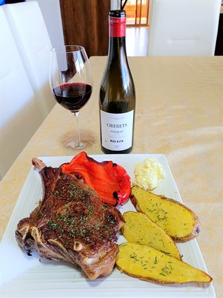 Con el Cowboy steak al romero con pimientos, papas y all-i-oli