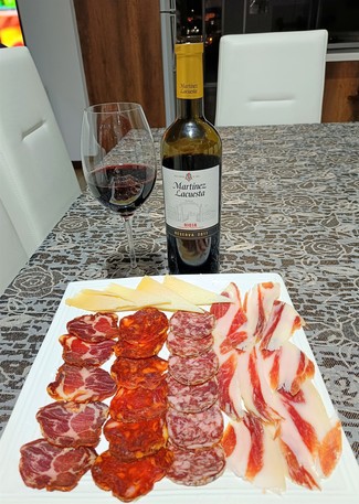 Con el surtido de queso manchego, embutidos y jamón ibéricos.