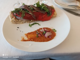 coca de verduras escalibadas y anchoas