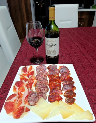 Con el surtido de queso manchego, embutidos y jamón ibéricos.