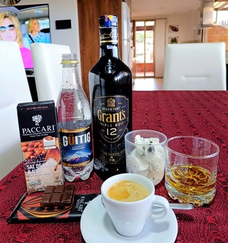 Con un helado de oreos, un café expreso colombiano y un chocolate Pacari 60% cacao de sal de Cuzco & Nibs