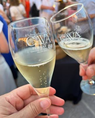 Los cavistas Valencianos dan la bienvenida al verano con una fiesta en la Villa de Requena