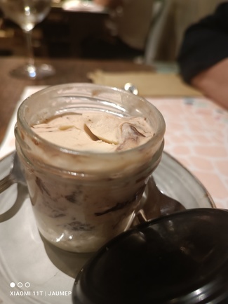 Helado de avellanas y chocolate blanco