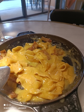Pasta carbonara acabada en la mesa