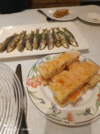 Sardinas con pan con tomate