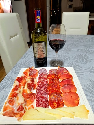 Con el surtido de queso manchego, embutidos y jamón ibéricos.