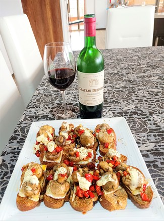 Con unos montaditos de brie con champiñones y all-i-oli al tomillo.