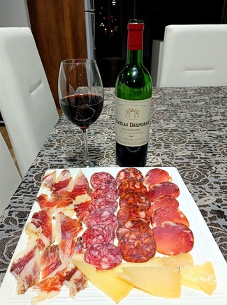 Con el surtido de queso manchego, embutidos y jamón ibéricos.