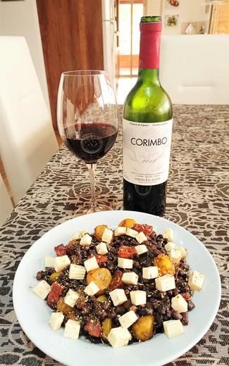 Con unas alubias negras con mellocos, chorizo y queso fresco a la salvia