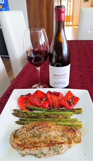 Con un solomillo de cerdo al romero con trigueros y pimientos asados.