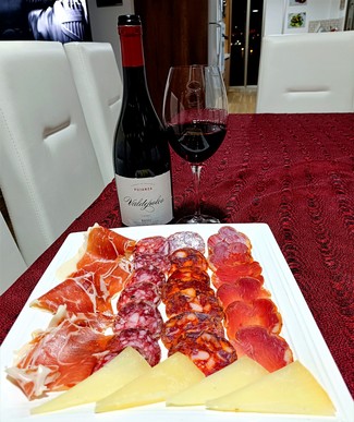Con el surtido de queso curado manchego, embutidos y jamón ibéricos
