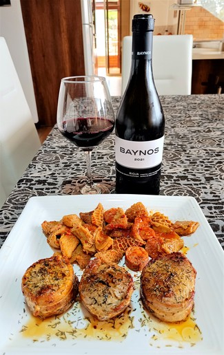 Con unos rollitos de pechuga de pollo con bacon y unos callos con chorizo.