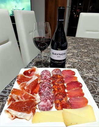 Con el surtido de queso manchego, embutidos y jamón ibéricos.