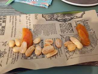 Hueva de mujol en semisalazón y almendra marcona