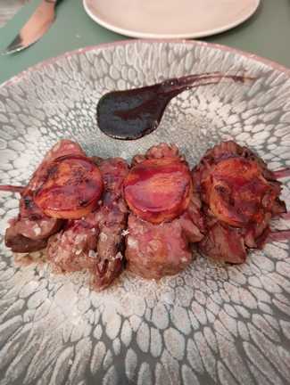 Solomillo ibérico, Foie y ciruelas al vino tinto