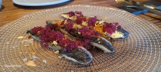 Sardina marinada con aceite de carbón, polvo de tomate, crocante de pan y caviar de uva