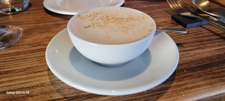 Sopa fria de tomate con mousse de mascarpone, aceite de albahaca i anchoas de l'Escala.
