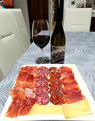Con el surtido de queso manchego, embutidos y jamón ibéricos.