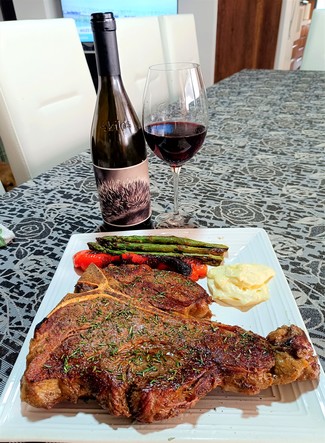 Cn un Porterhouse steak de 1 Kg con pimientos y all-i-oli