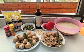 Preparativos del caldoso de manitas y portobellos