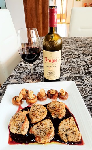 Con unos solomillitos de cerdo en salsa de frutos del bosque con unos portobello plancha.