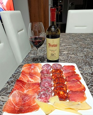 Con el surtido de queso manchego, embutidos y jamón ibéricos.