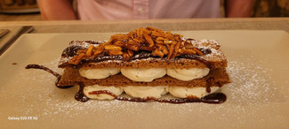 Milhojas de crema chiboust de vainilla perfumada al coñac.