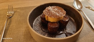Canelé con albaricoques