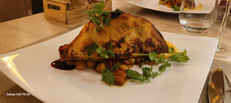 Fricassé de bogavante de aqui en taco, garbanzos y tomate, guacamole..