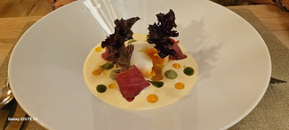 Crema de parmesano viejo, huevo escalfado roto, jamón curado de buey, aceite vegetal.