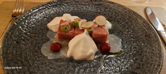 Carpaccio de vieira atún rojo en ceviche, mousse de lima y coco, brotes de cilantro.