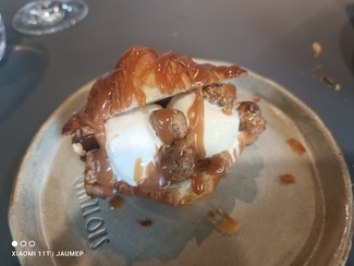 Croisant relleno de helado de avellana