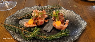 Crujiente de tapioca con tartar de vaca vieja y puré de boniato