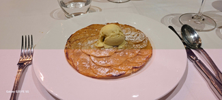 Tarta fina de manzana con helado de vainilla