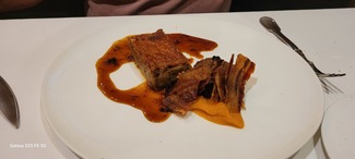 Lechón crujiente asado con agridulce de miel de acacia y trinxat.