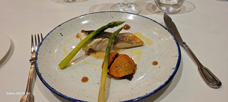 Lubina salvaje al horno de leña al vinagre de vino viejo.