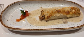 Canelón casero de oca del Gers con confitura de tomate y colmenillas