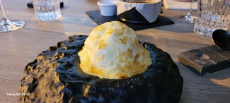 Crema catalana en espuma, helado de violetas y fresas.