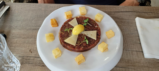 Steak tartar de solomillo de ternera, helado de mostaza, queso Idiazabal y patata frita