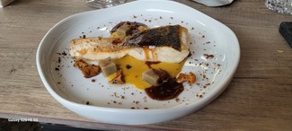 Lubina salvaje, su demiglace, velouté de rebozuelos, setas y gnoccis de berenjena ahumada.