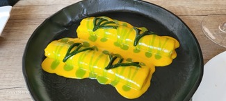 Canelón de changurro, crema de erizo de mar, pil-pil de plancton mario y alga roja.