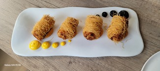 Croquetas de gamba, mayonesa de azafran, alioli de ajo negro y salsa romesco