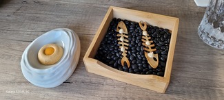 Aperitivos : Crujiente de espina de anchoa con su crema y Donette de mejillones en escabeche